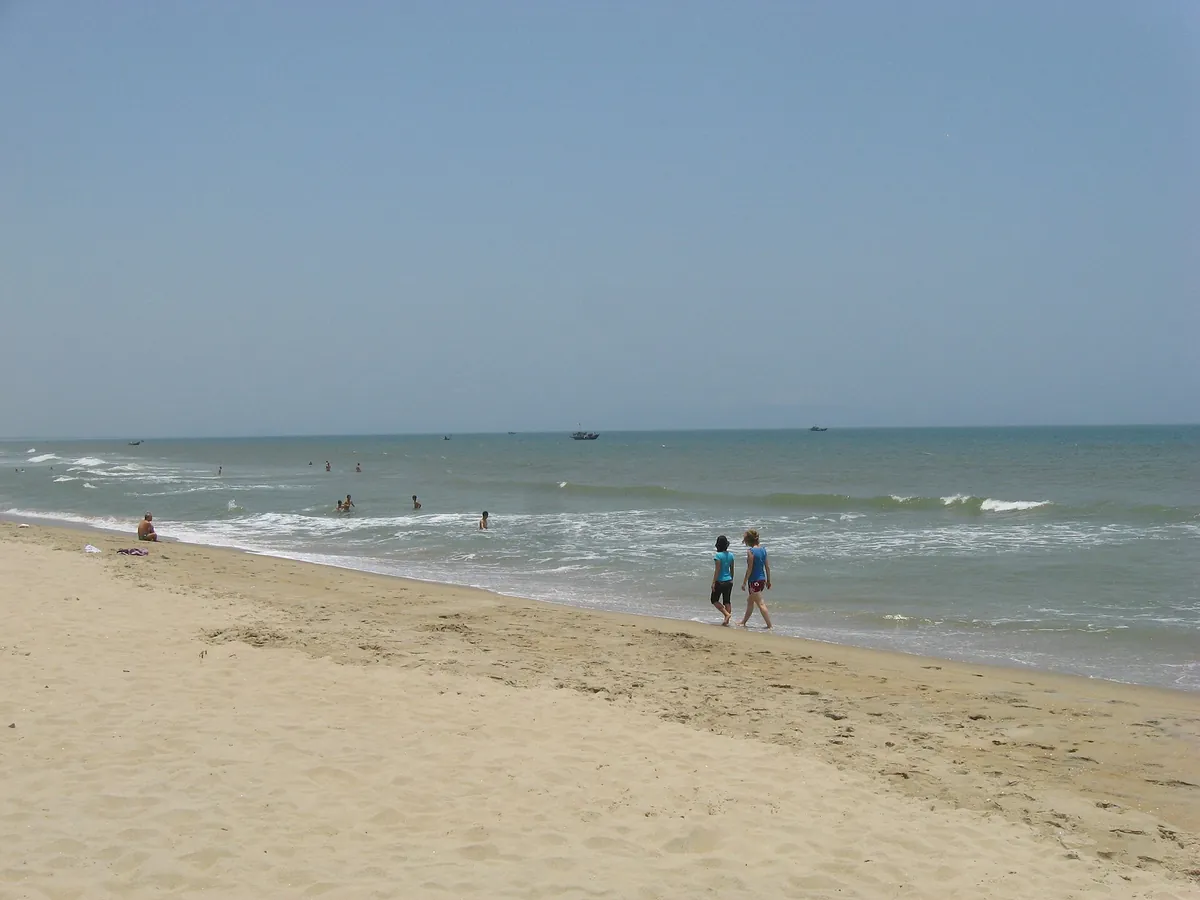 Bán đất Hội An ven biển: sóng đánh vào bờ biển Cửa Đại