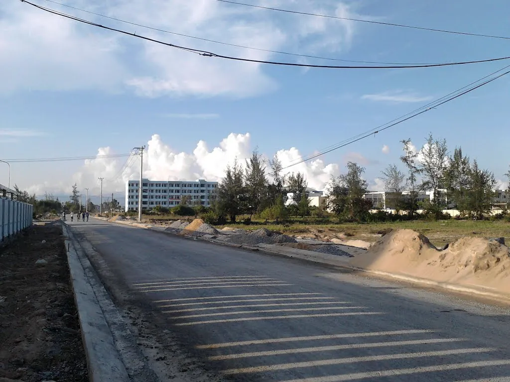 Một con đường mới mở tại khu Ngũ Hành Sơn, Đà Nẵng, hai bên còn đất trống, nơi người mua cần kiểm quy hoạch trước khi đặt cọc