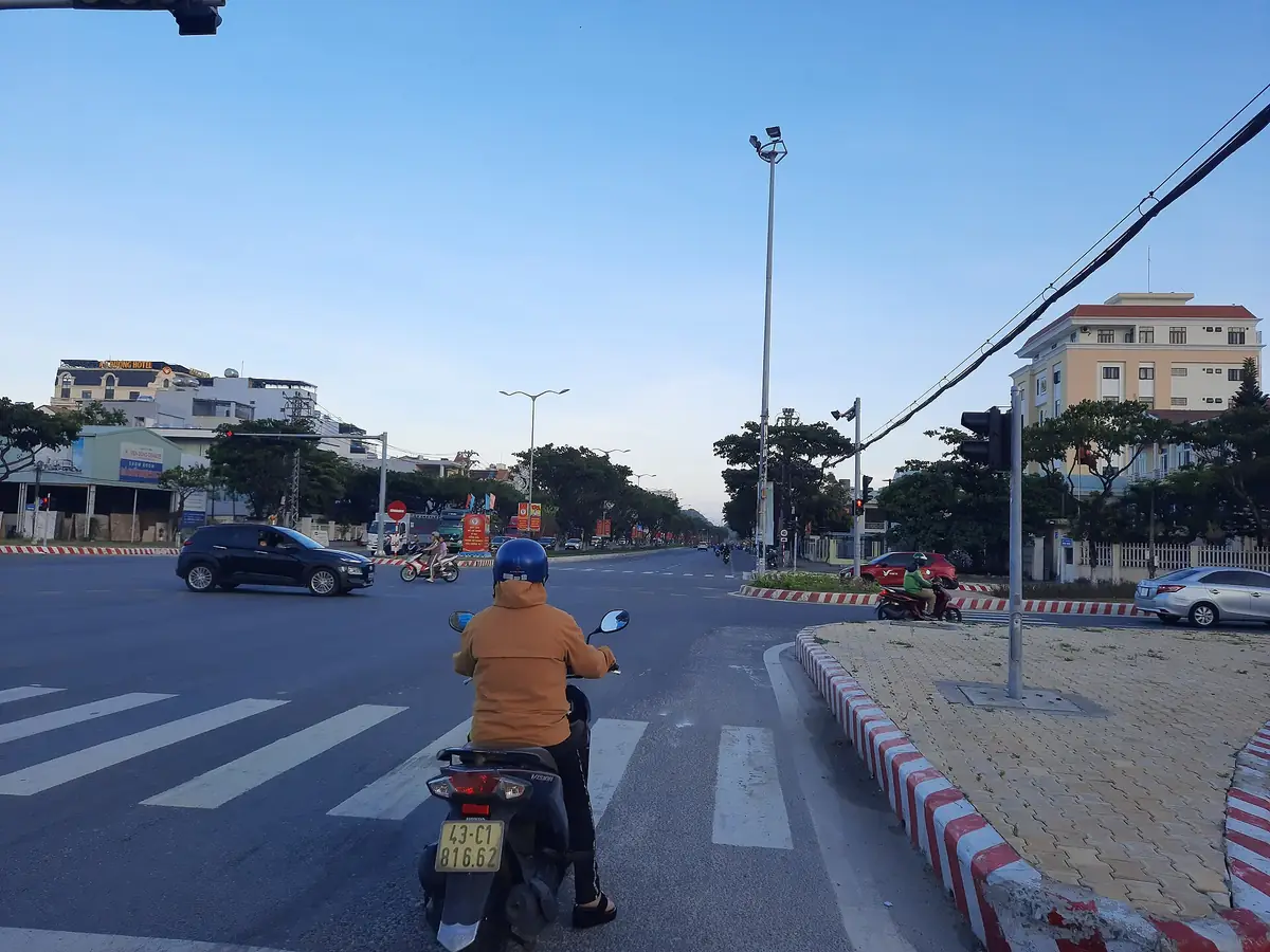 Ngã tư đường Lê Văn Hiến và Minh Mạng, Ngũ Hành Sơn, Đà Nẵng, lòng đường rộng