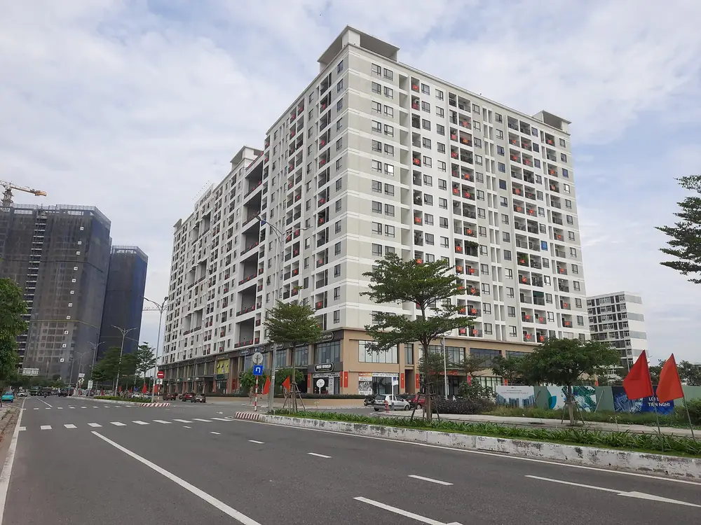 Đường Hoàng Minh Thắng trong FPT City Đà Nẵng, nhìn về chung cư FPT Plaza 1