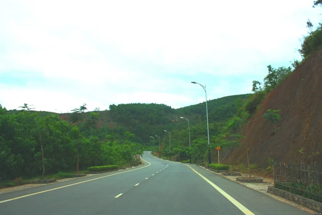 Một đoạn đường qua vùng đồi ở Hòa Vang, Đà Nẵng, khu vực có nhiều tin bán đất Hòa Vang