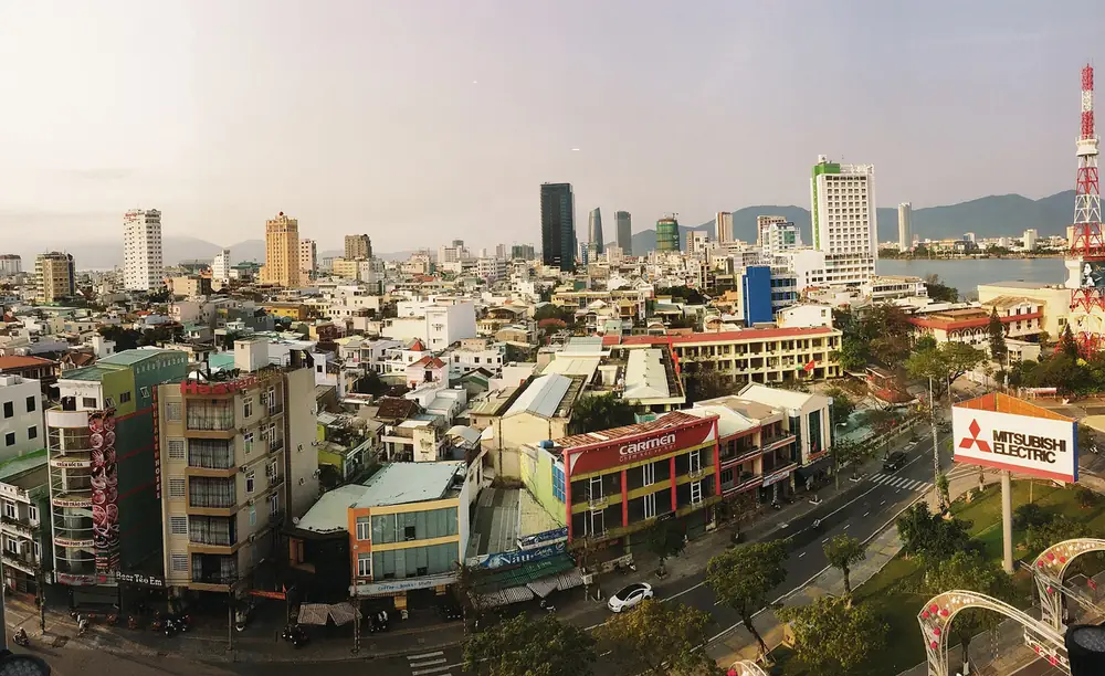 Mua nhà Đà Nẵng: mái nhà phố khu Hải Châu nhìn từ trên cao, xa xa là sông Hàn và bán đảo Sơn Trà
