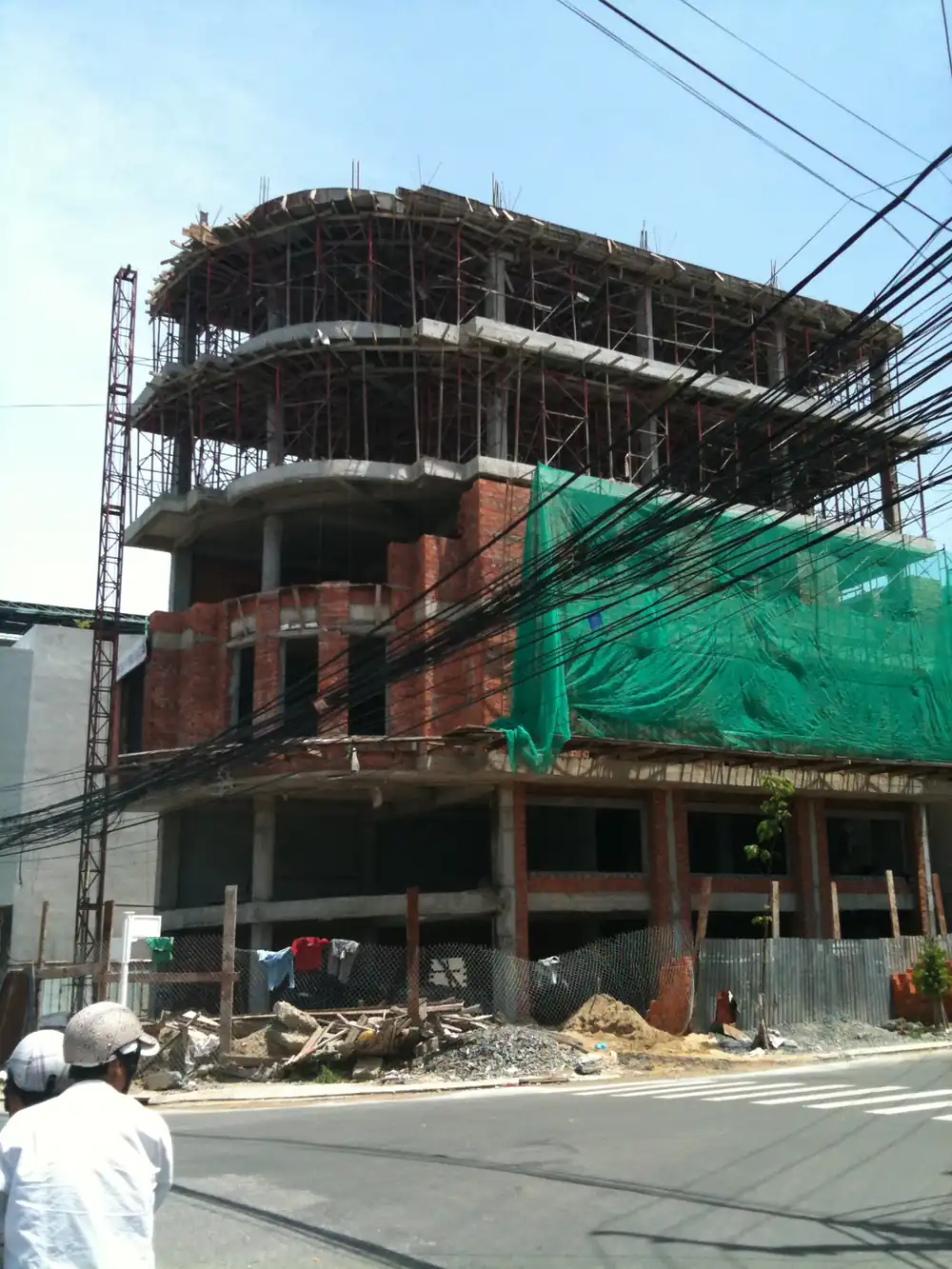 Một công trình nhiều tầng đang xây phần thô bên đường ở Đà Nẵng