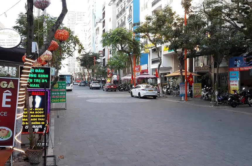 Dãy nhà mặt tiền có cửa hàng trên đường Hồ Nghinh, Đà Nẵng
