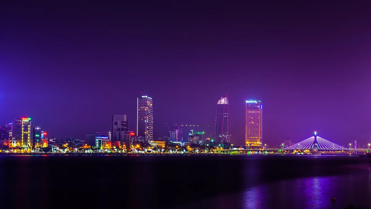 Toàn cảnh bờ tây sông Hàn về đêm, thị trường nhà đất Đà Nẵng